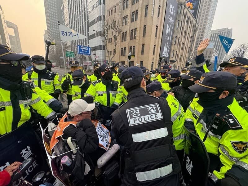 전장연, "함께 이동하자" 출근길 광화문 버스 탑승 시위…승강장 마비