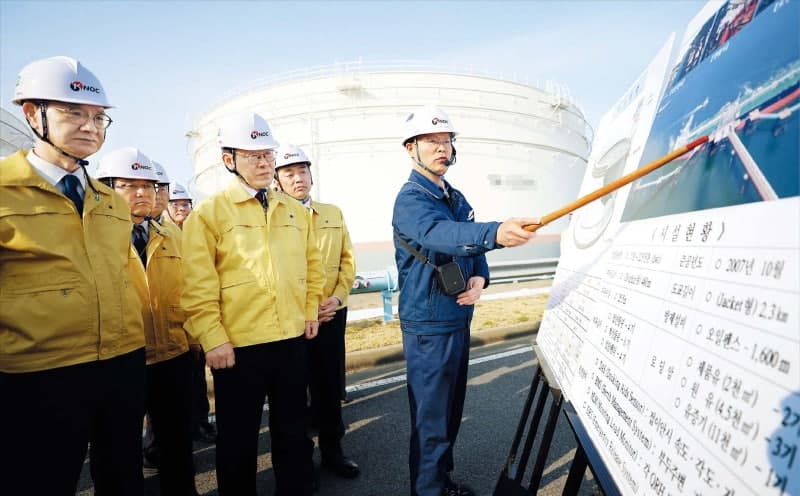 휘발유·경유 210원씩 인상… 유류세 65원 내리고 기름값 2000원 시대