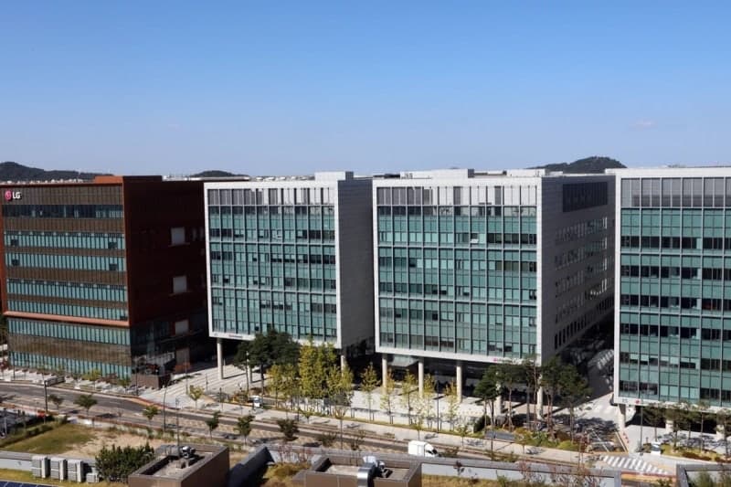 "LG이노텍, AI 수혜에 패키지 사업부 성장 기대…목표가 38만원으로 상향"