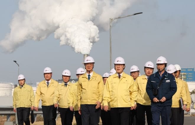 유류세 인하에도 기름값 2천원대 진입, 정부 총력 대응