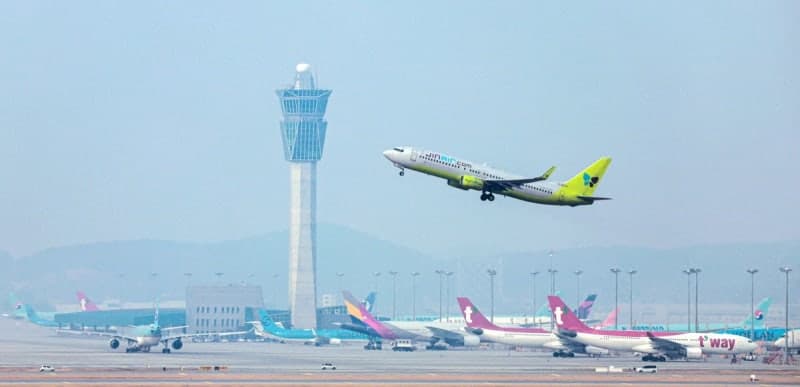 항공유 가격 급등에 LCC 국제선 잇단 축소…항공권 구하기 더 어려워진다