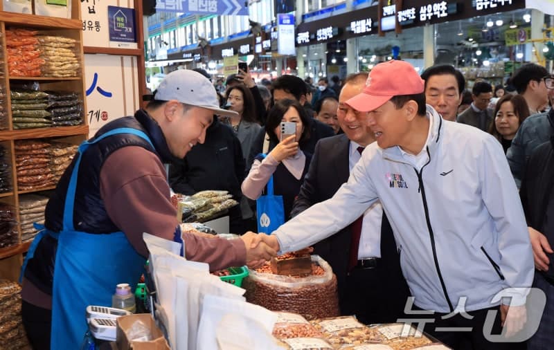 국힘 후보들, '張·빨간색' 거리 두며 속앓이…"장동혁, 서울 오지마라"