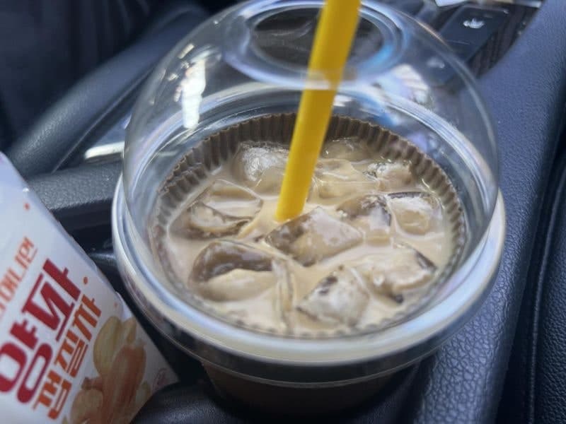 “음료 안에 컵홀더가?”…카페 점주, 사과 없이 ‘불친절 응대’ 논란