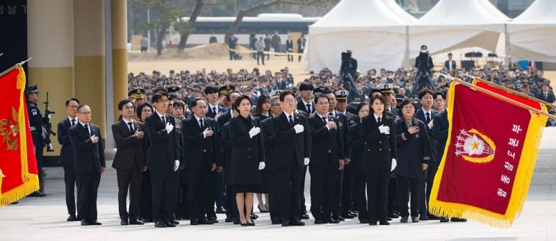 이재명 대통령, 취임 후 첫 '서해수호의 날' 기념식 참석…"55영웅 희생으로 오늘의 대한민국 있어"