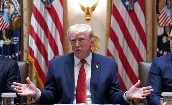 트럼프 "이란과 협상 중, 유조선 10척 호르무즈 통과…이란산 원유 통제권 획득도 선택지"