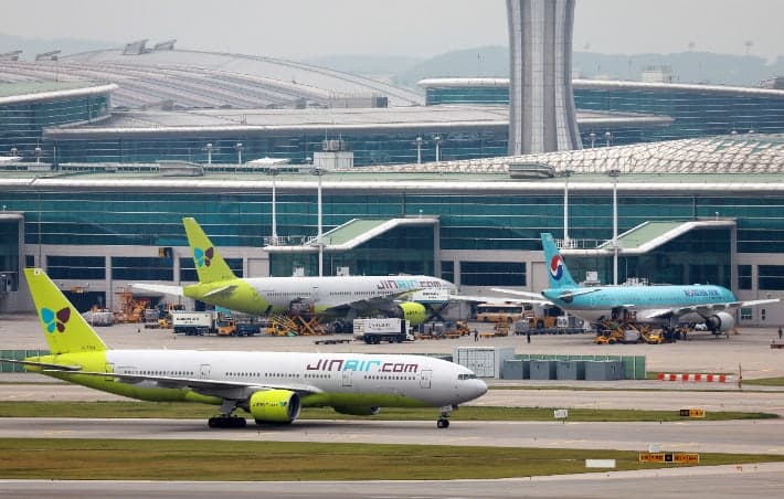 중동 악재에 항공사들 비명, "띄울수록 손해" 운항 줄이고 유류할증료 인상