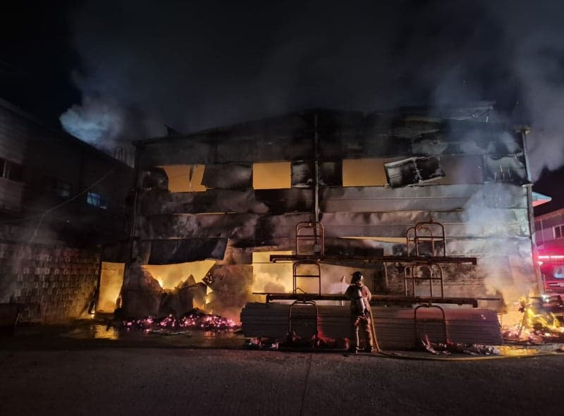 밤사이 경북 영천·김천 공장 화재 잇따라, 2억여원 피해 발생