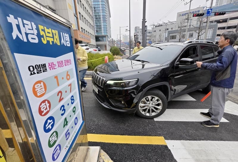 유류세 인하에도 기름값 폭등, 정부 '폭리' 경고