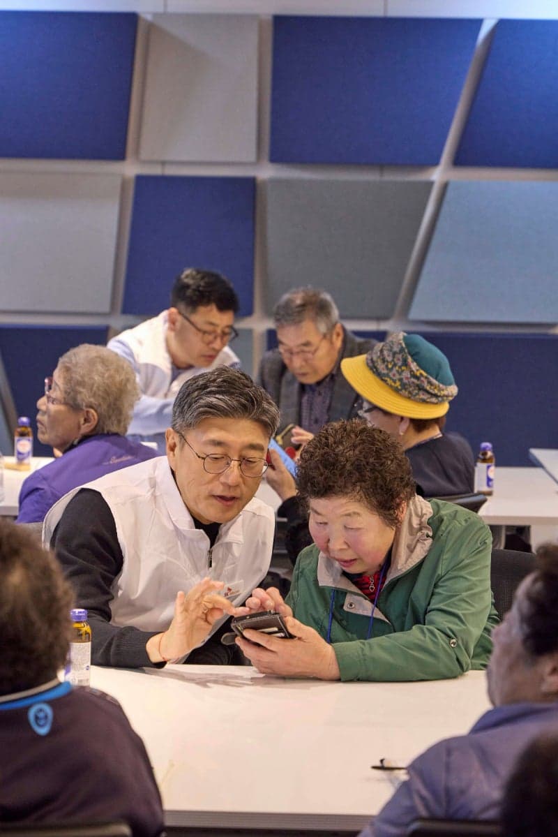 정재헌 SKT 대표, 취임 첫 행보로 '어르신 고객' 방문…"AI 시대에도 답은 고객"