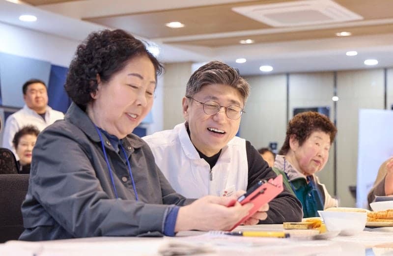 정재헌 SKT 대표, 취임 후 첫 행보로 시니어 고객 방문…"AI 시대에도 답은 고객"