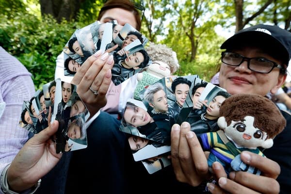 "한 장에 300만원" 아이돌 '포카' 중고거래 93% 폭발적 증가