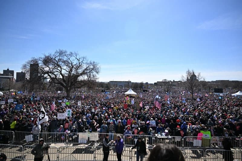 "왕은 없다" 美·유럽 3200곳 '노 킹스' 함성…반트럼프 역대 최대 시위