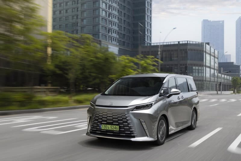 렉서스 'LM 500h'와 아우디 '더 뉴 Q5', 럭셔리 SUV의 변신…"달리는 최고급 집무실"