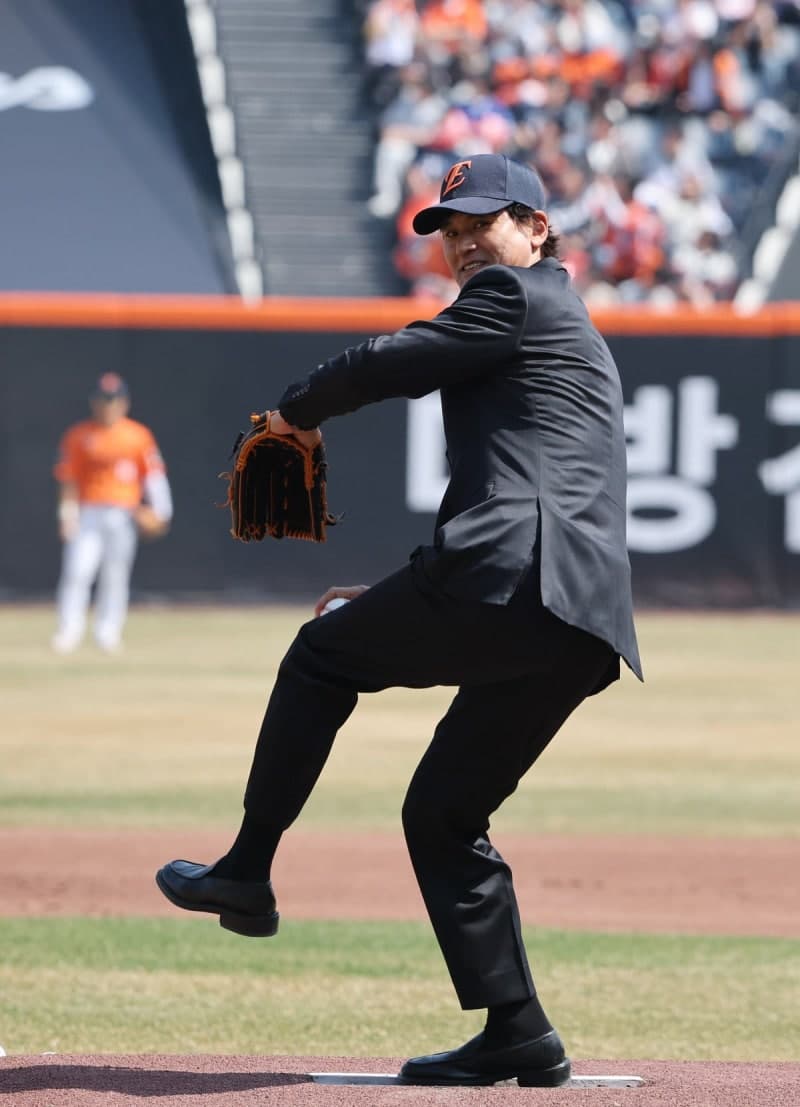 "대전 화재 참사 애도" 박찬호, 유니폼 대신 검은 정장 입고 시구 나선 이유