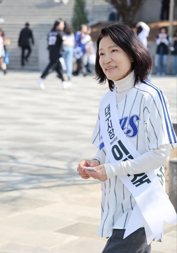 이진숙 "컷오프? 내 갈길 간다"…'대구시장' 어깨띠 두르고 야구장서 지지 호소