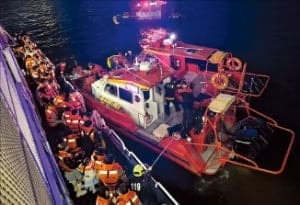 한강 유람선 강바닥에 걸려 좌초…승객 359명 1시간 만에 전원 구조