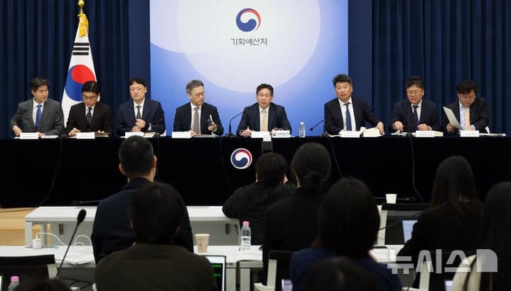 여야 추경 공방 가열...민주 "골든타임 허비 말라" 국힘 "지선 겨냥 매표용 현금 살포"