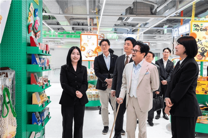 이재현 CJ 회장, 올리브영 명동 현장 점검…"미국에도 K뷰티 혁신 DNA"