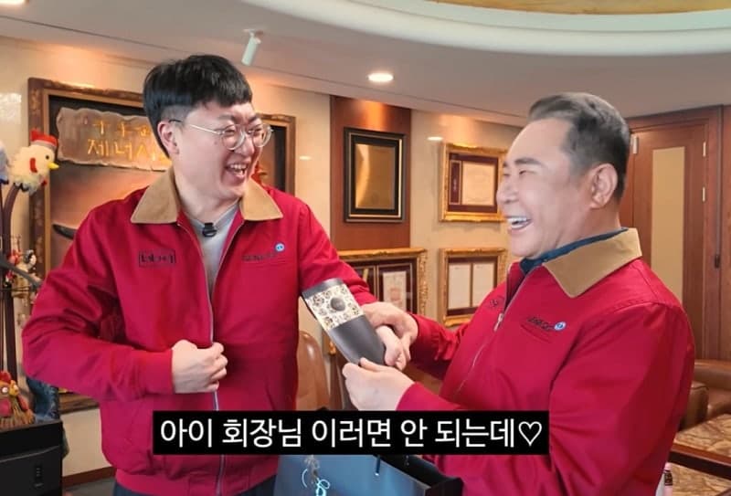 김선태 만난 BBQ 윤홍근 회장, 충주 학생들에게 치킨 1000마리 쐈다 "잘 먹었습니다"