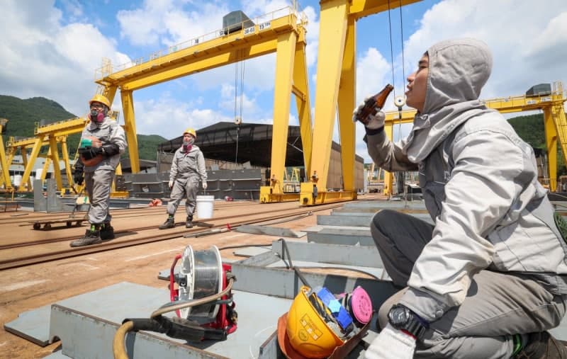 폭염 고위험사업장 6곳 중 1곳 안전규칙 위반…“2시간 일하면 20분 쉬라더니” 못 쉬는 노동자 41%