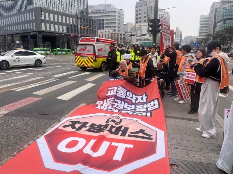 “차별버스 아웃” 전장연, 서대문역 버스정류장 점거 시위…출근길 버스 운행 지연