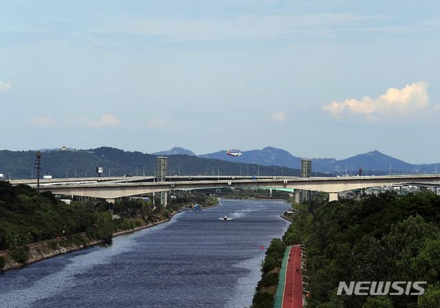 경인아라뱃길서 신원 미상 남성 시신 발견…경찰, 부검 의뢰