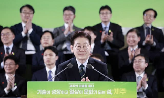 李대통령 "국민 위한다면서 자기 집단 이익 추구" 정치권에 일갈