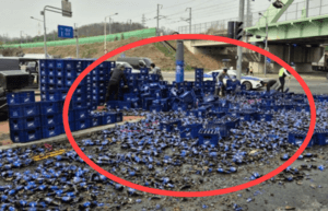 “이게 다 맥주병이야?” 울산 도로 달리던 트럭서 맥주병 수백개 '와르르'…일대 정체