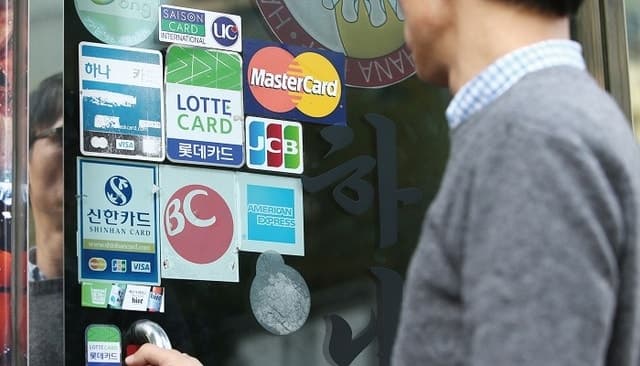 작년 카드 결제액 54% 모바일 등으로…실물카드 줄고 간편결제 이용 늘어
