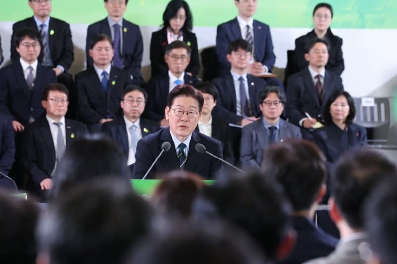 이재명 대통령 "국가폭력범죄 시효 폐지 추진…제주 전기차 전환 더 빨라야"