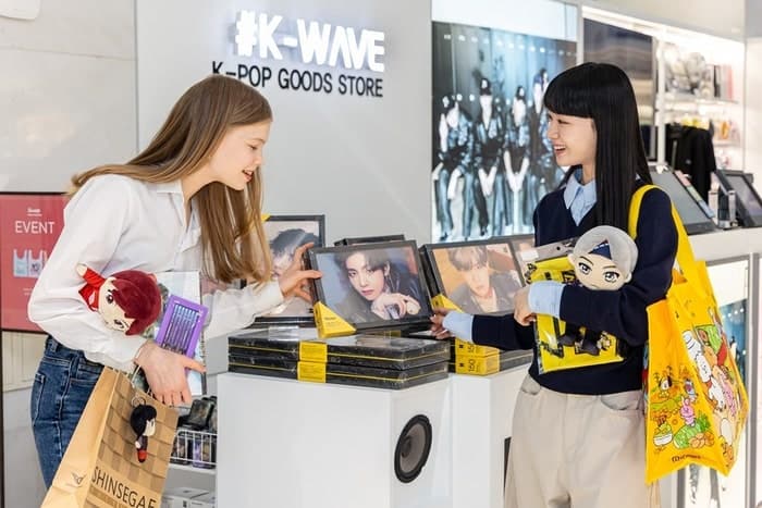 "지디·방탄 굿즈 여기서"…신세계면세점 'K-웨이브존' 터졌다, 3월 매출 120%↑