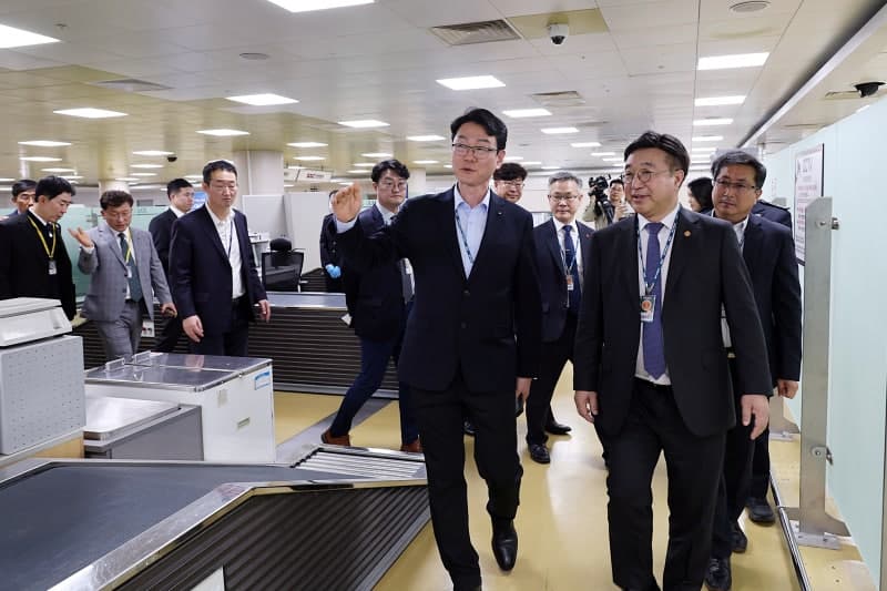 윤호중 장관, 제주공항서 "마약 유통 경유지 막아라"…마약 차단 점검