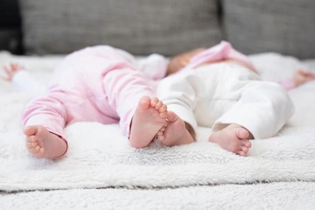 "칭얼대서 화 나" 카페서 1살 딸 폭행한 40대 엄마 입건