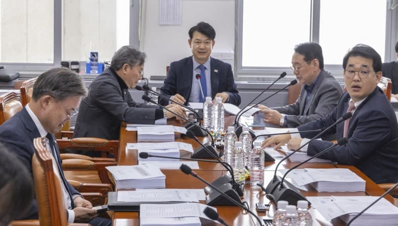 "택시월급제" 전국 시행 2년 추가 유예 법안, 국토위 소위 통과