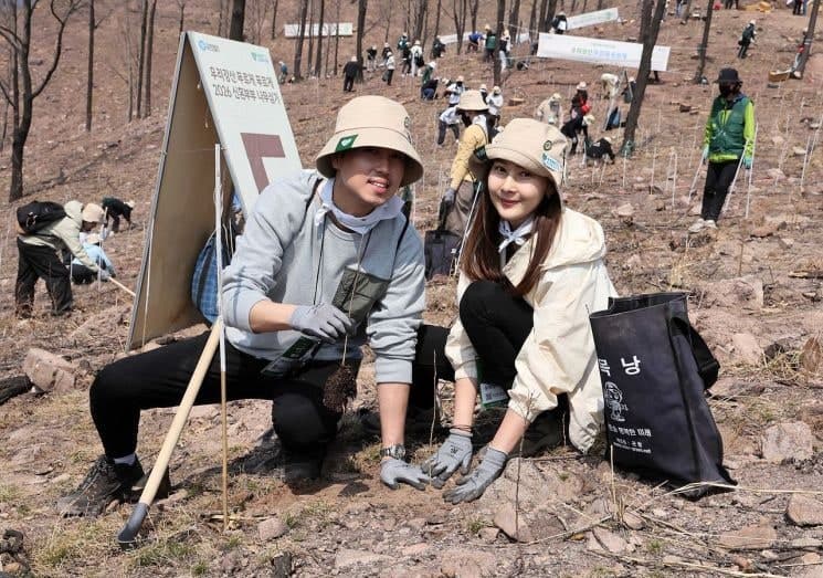 유한킴벌리, 안동 산불피해지에 신혼부부 100쌍과 '희망의 나무 심기' 5500그루 식재