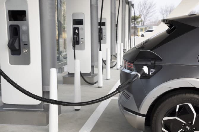 "보조금 끊자 판매 뚝"…선진국들, 전기차 판매 절벽에 보조금 재도입