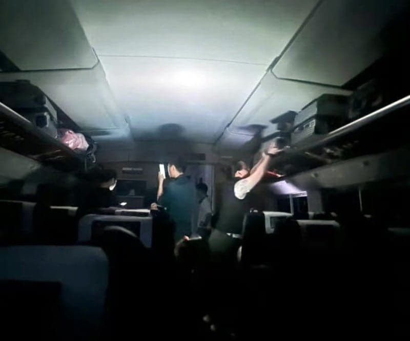 악천후에 끊긴 전력망…중국 고속열차 터널 속 '4시간 암흑 고립'