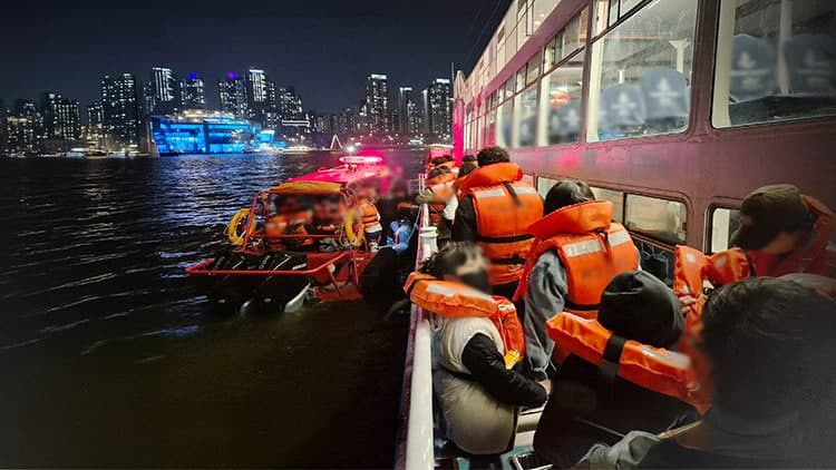 한강 유람선 강바닥 걸려 좌초, 승객 359명 전원 구조…"분수 쇼" 가까이서 보려다 사고?