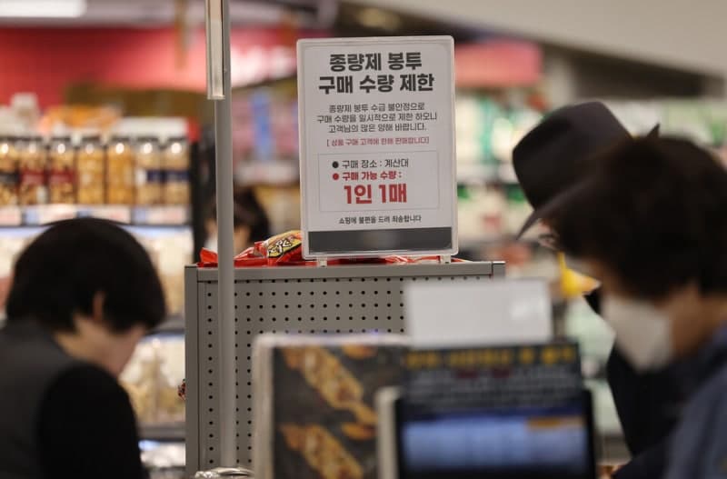 "봉투부터 막혔다" 종량제 봉투 사재기·구매제한, 플라스틱 포장재 값도 오른다