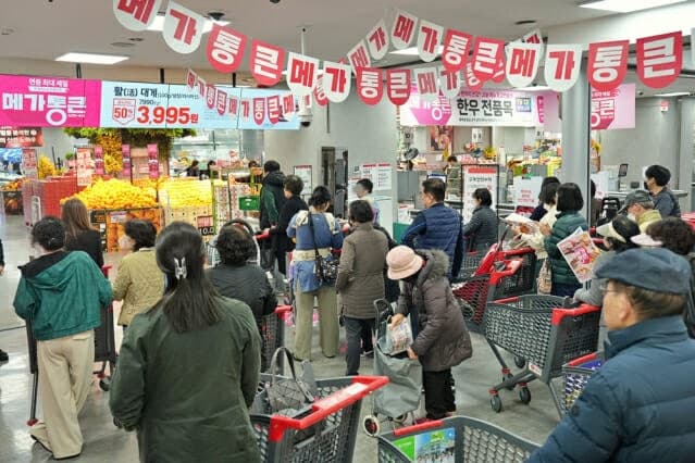 롯데마트, '메가통큰' 2주차…삼겹살 990원·전복 984원 생필품 반값