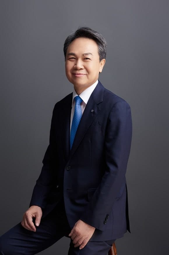 신한금융, '진옥동 2기' 생산적 금융 대전환 본격화…미소금융재단에 1000억 출연