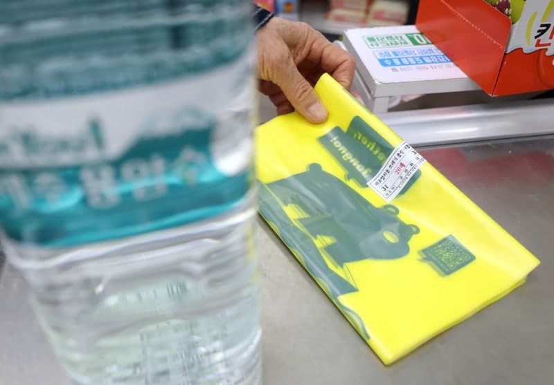 “종량제 봉투 품귀인가요?”…기후 장관 “최악 상황엔 일반 봉투 사용 허용”