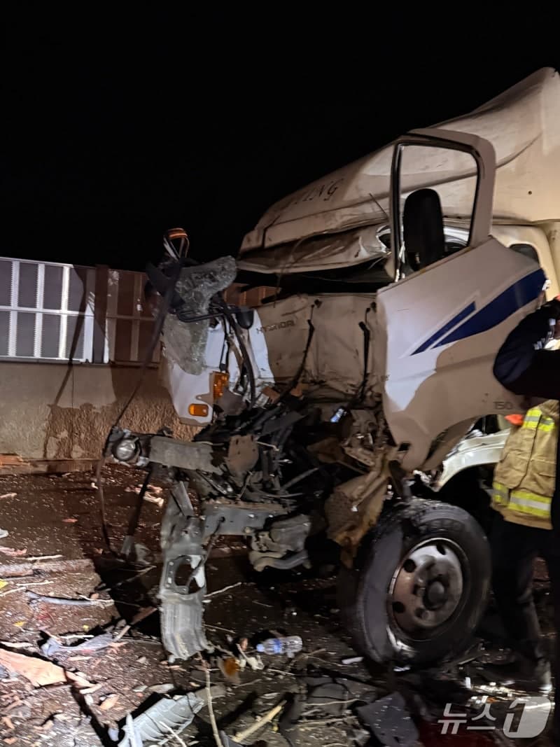 부여 서천~공주 고속도로 화물차 추돌 사고로 20대 운전자 사망