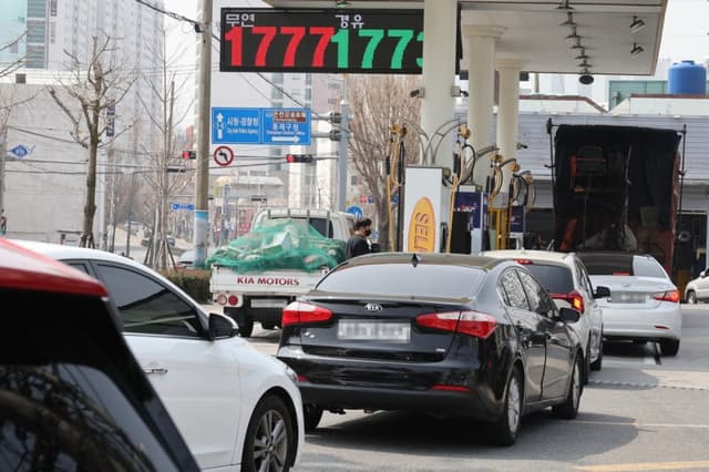 고유가 속 주유소 새치기 시비…“왜 새치기 해” 흉기 위협 30대 체포