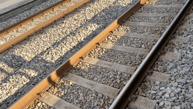 출발 열차 따라가다 선로 추락…90대 남성 참변