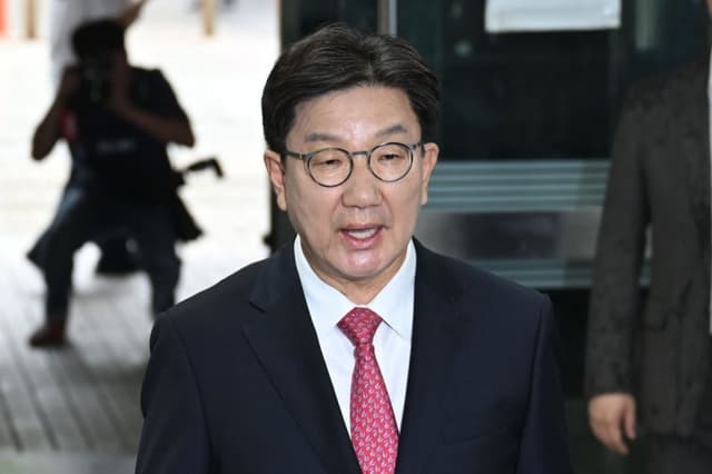 권성동, 재판부 "위증죄 처벌" 지적에 '1억 수수' 증언 거부