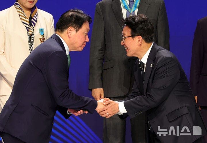 김 총리 "비상경제 상황, 국민·기업 힘 합쳐 이겨낼 것…李대통령 정점으로 다시 우뚝"