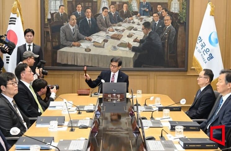 한은 금통위 "중동 리스크에 대내외 불확실성…통화정책 신중해야"