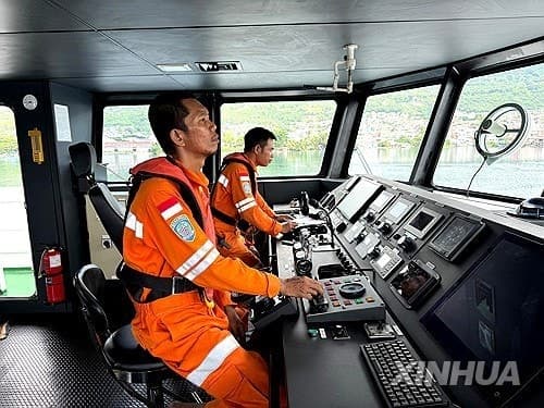 인니 여객선 침몰 후 구명보트 대피 21명, 하루 만에 전원 구조