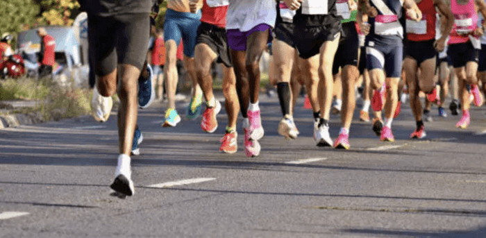 “운동하는 거 안 보여? 눈치껏 비켜야지”…산책하던 시민 치고 간 러닝 크루에 시민 분통